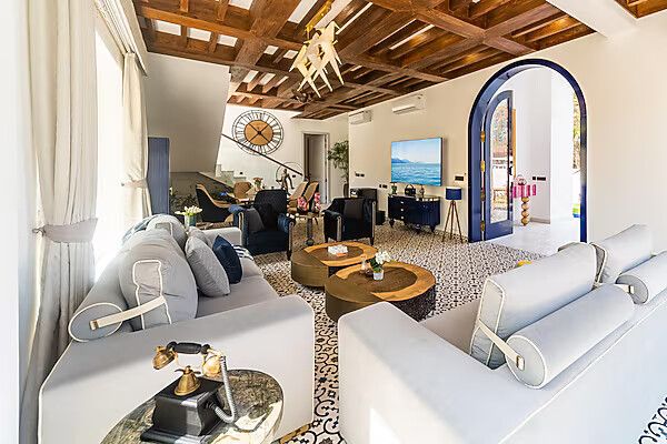 ELIVAAS Fernweh 4 BHK With Pvt. Pool 