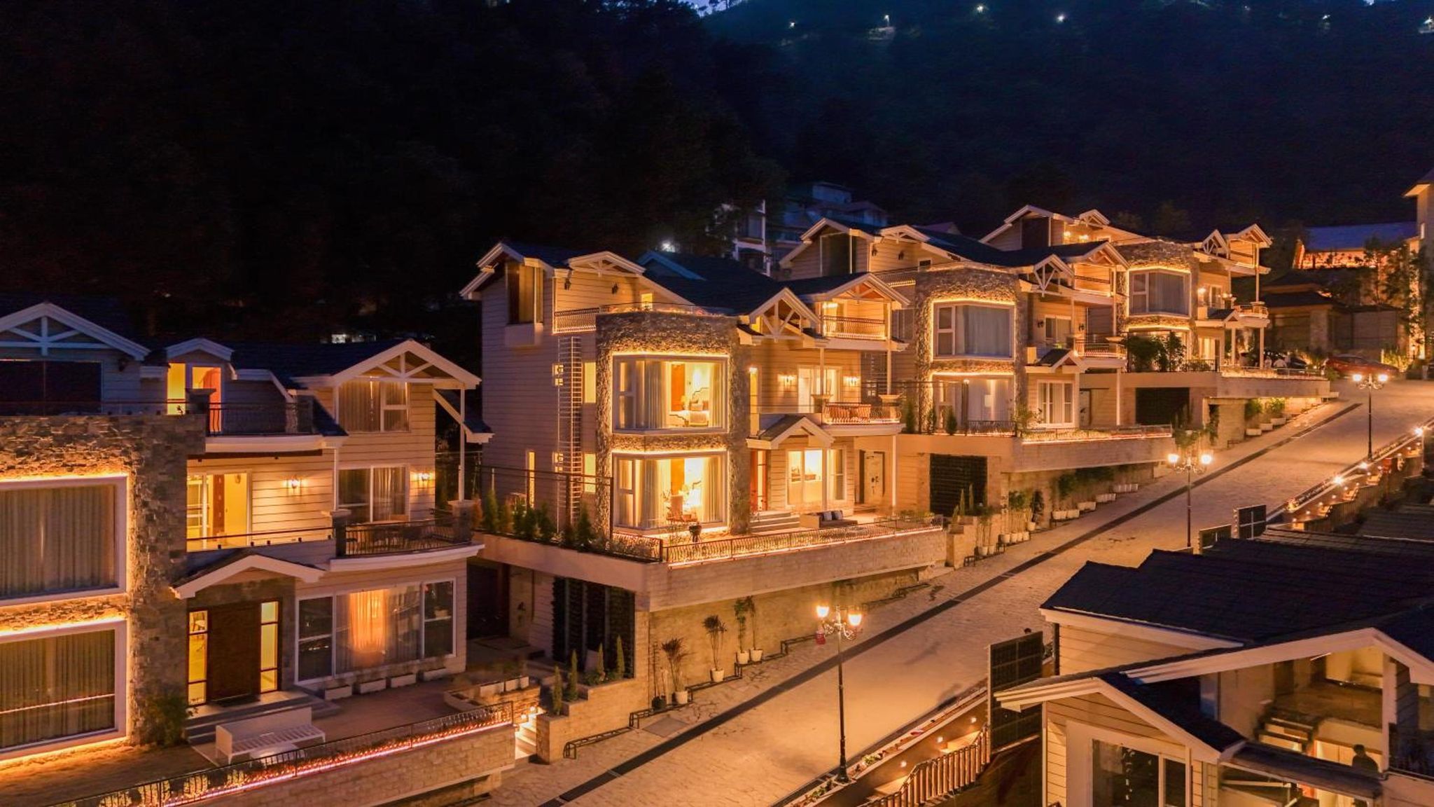 ELIVAAS The Royce Rose 4 BHK Luxe Villa with Pool