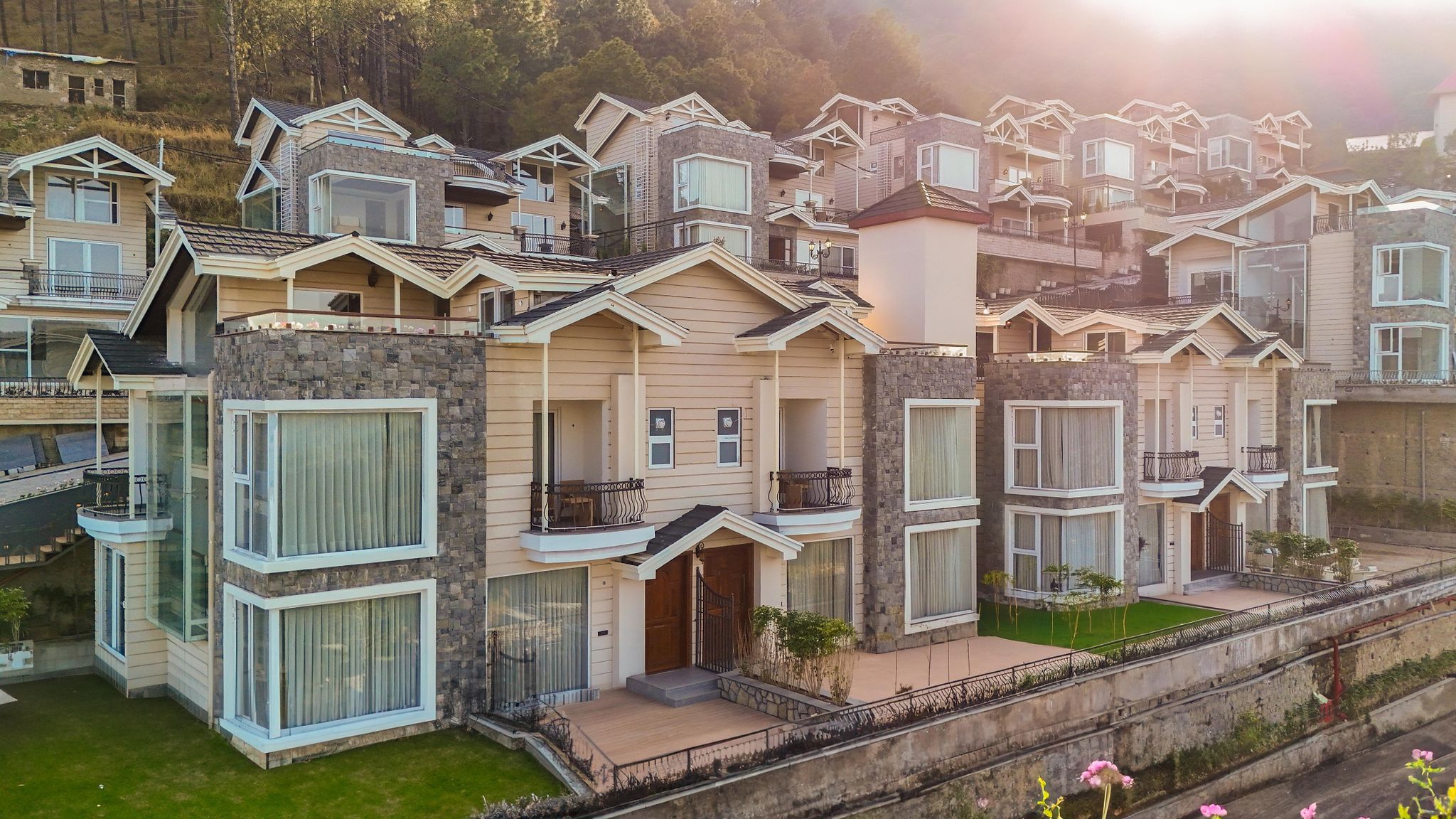 ELIVAAS Royce Cottage Luxe Hilltop 4 BHK
