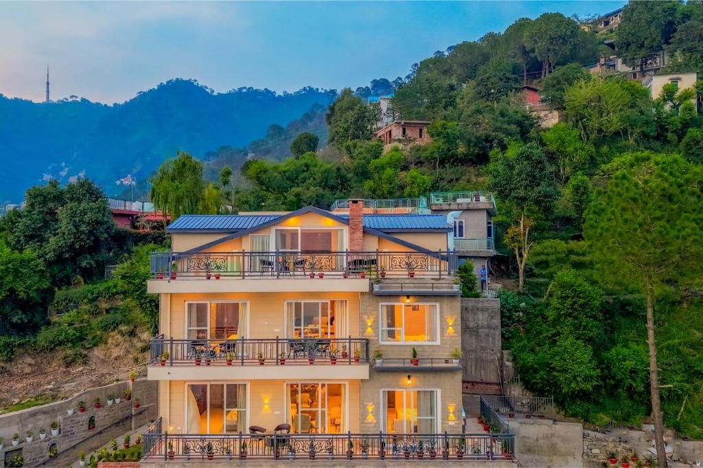 ELIVAAS Konifer Pinegrove Hillside 3-BHK Retreat  
