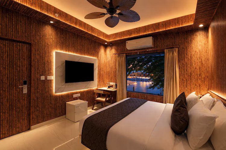 SHAKUNTALAM SAGAR- The Lake Facing Boutique Hotel Premium Lake View Room with Bathtub 3