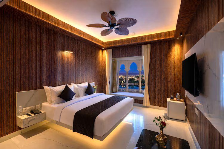 Lake View Suite with Bathtub