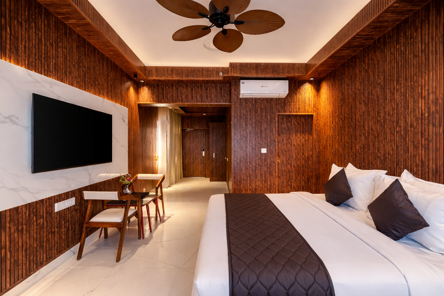 SHAKUNTALAM SAGAR- The Lake Facing Boutique Hotel Premium Lake View Room with Bathtub 5