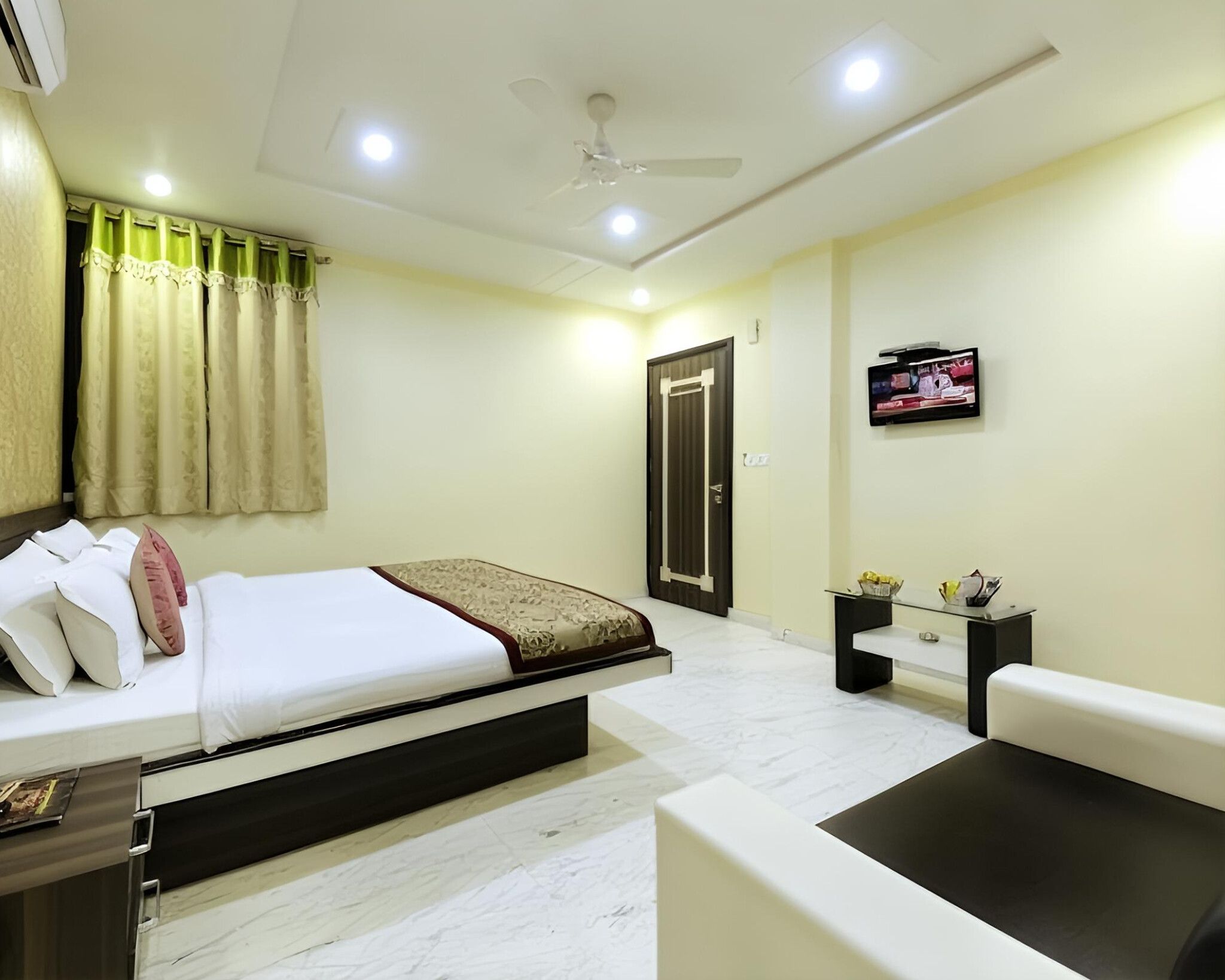 Hotel The Tezo Residency Deluxe Room 7