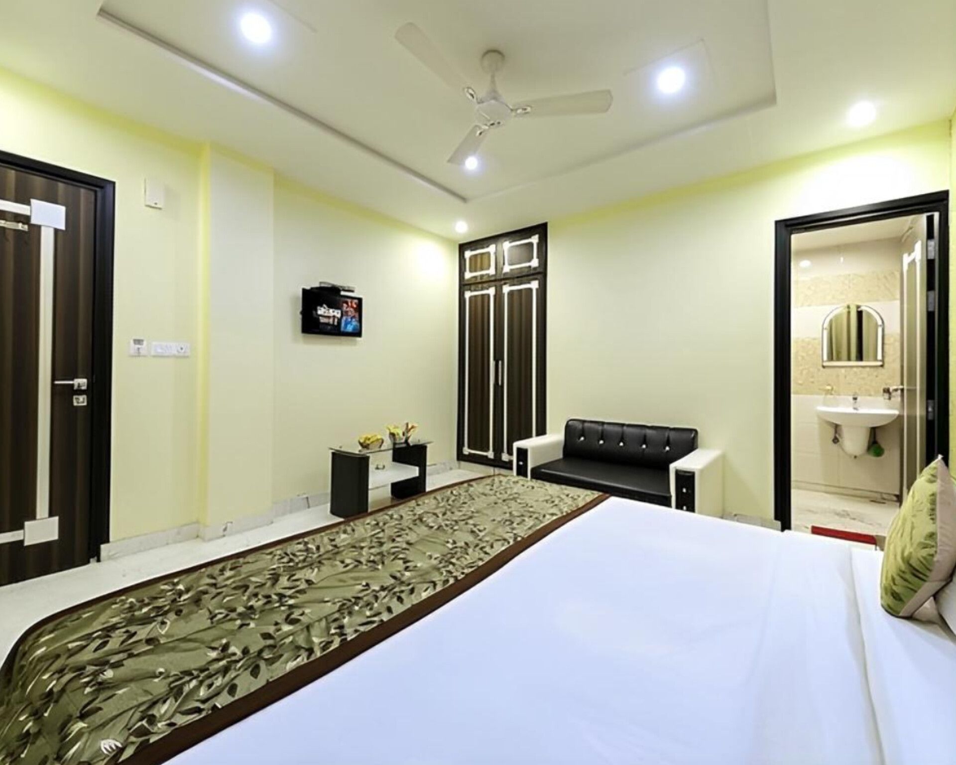 Hotel The Tezo Residency Deluxe Room 5