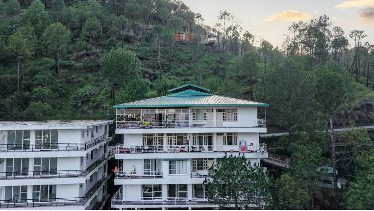 Alaya Stays Pinnacle Hilltop 3 BHK Apartment with Picturesque Balcony