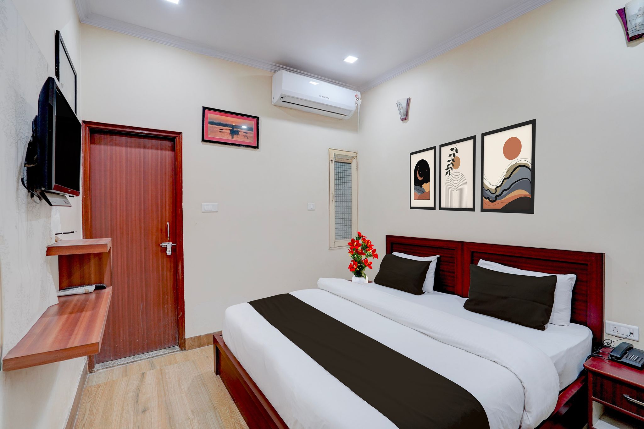 Collection O Chet Singh Ghat Varanasi Formerly The Century Plaza Super Deluxe Room 18