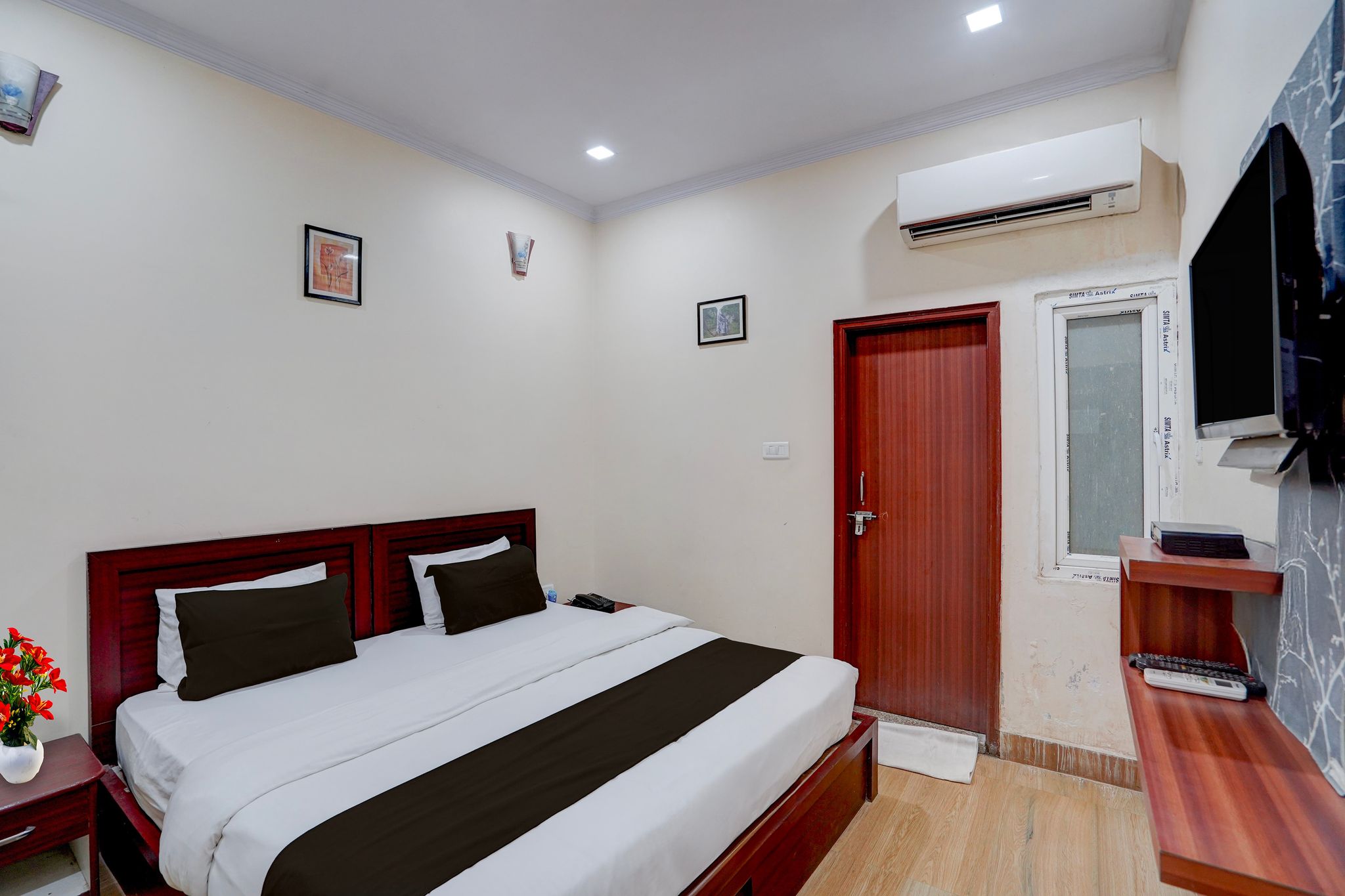 Collection O Chet Singh Ghat Varanasi Formerly The Century Plaza Super Deluxe Room 16