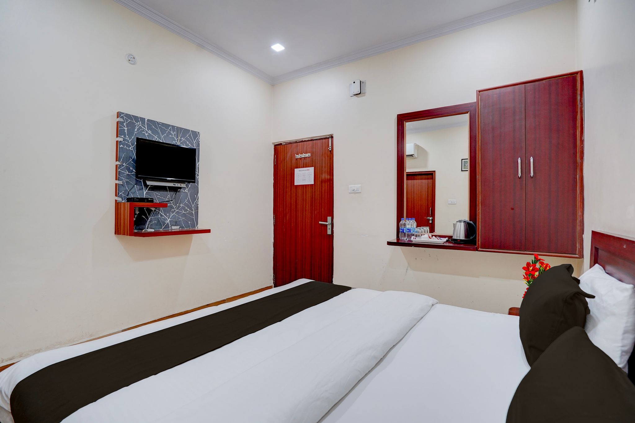 Collection O Chet Singh Ghat Varanasi Formerly The Century Plaza Super Deluxe Room 17