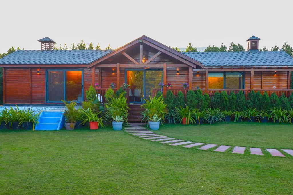 ELIVAAS Riveira Hills 3 BHK Wooden Cottage With Lush Garden & Pvt Pool