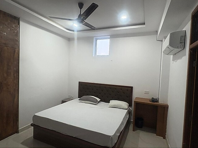 Sai Sansthan Inn Deluxe Room 4