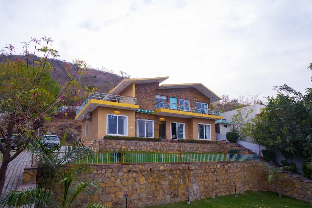 ELIVAAS Festiva Mansion 3 BHK Villa With Pvt Pool & Garden - Image 1