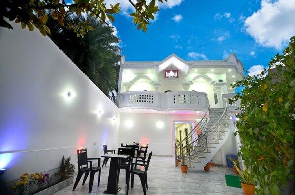 Taj Square A Luxurious  Home Stay