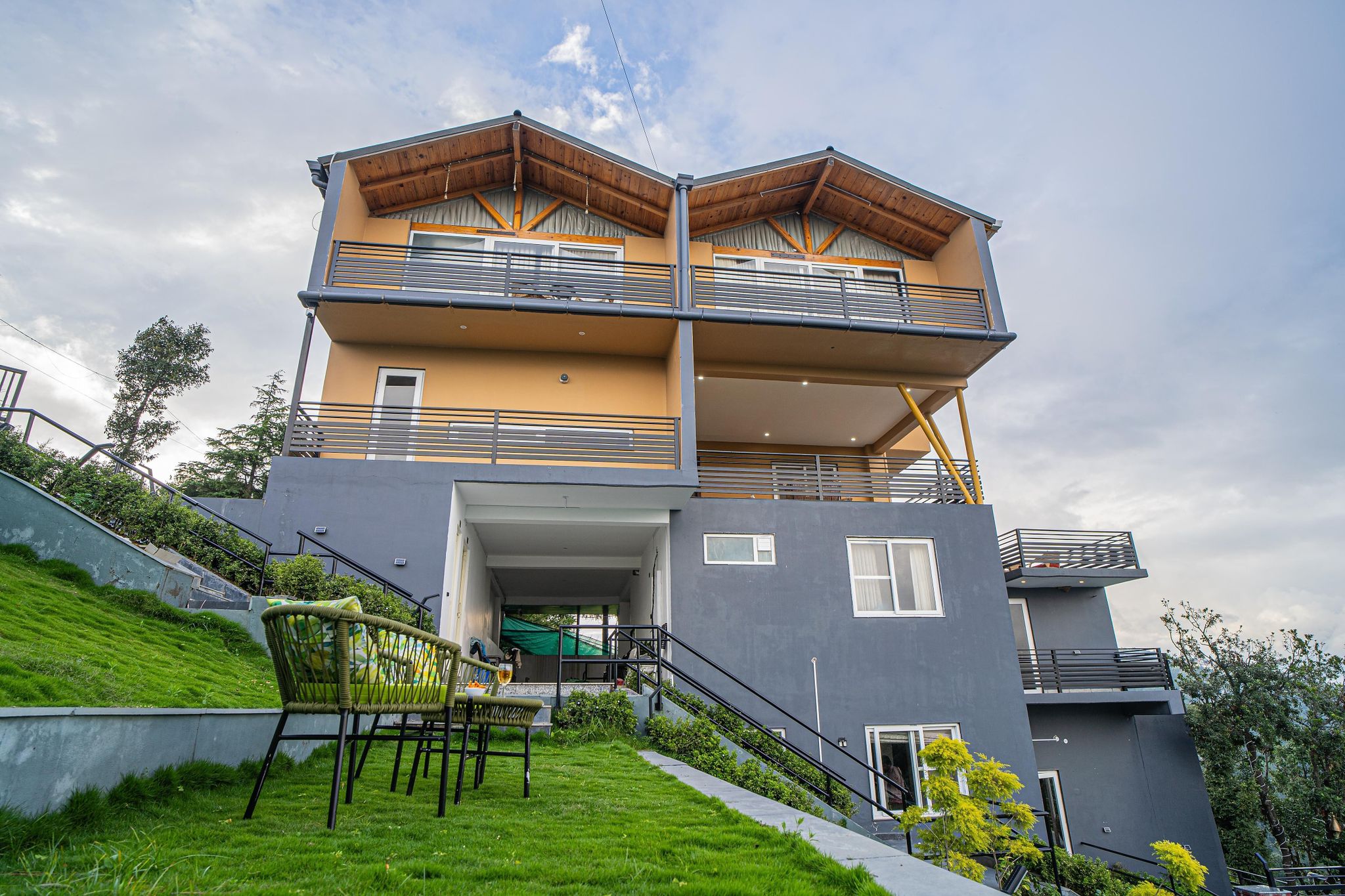 Alaya Stays Trios Top Pet friendly room with Valley views - Image 1