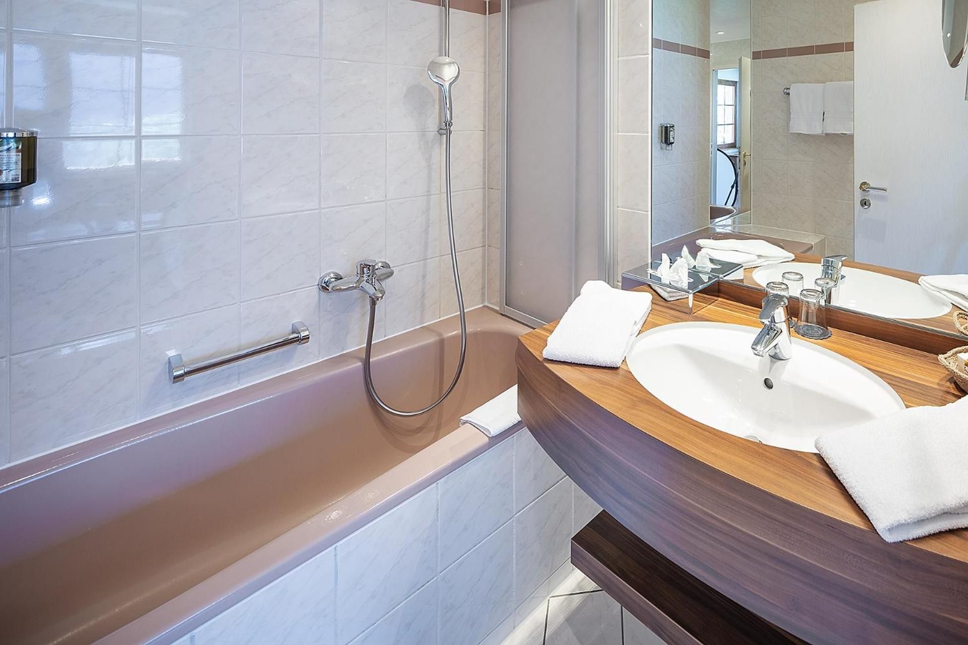 Hotel Bodmi Superior Junior Suite with Yard View 3