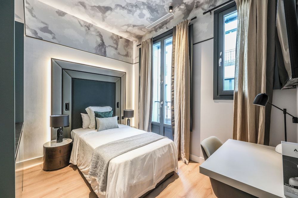 AmazINN Collection Madrid Plaza Mayor Comfort Studio, 1 Large Twin Bed 2