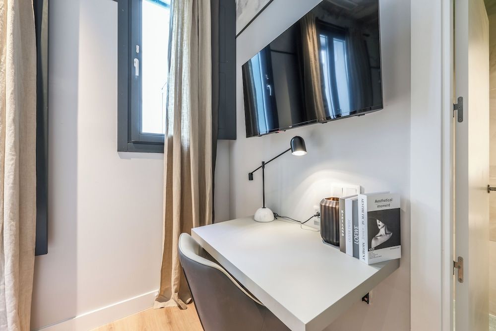 AmazINN Collection Madrid Plaza Mayor Comfort Studio, 1 Large Twin Bed 6