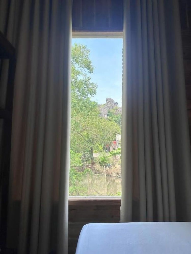 Wood Haven Homestay Luxury Double Room, Hill View 2