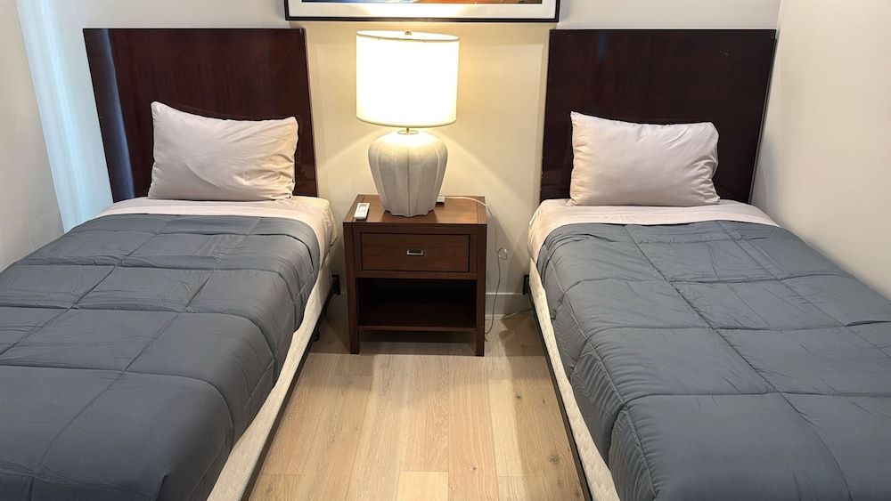 Modern Townhomes Minutes from Downtown LA Apartment, 3 Bedrooms 4
