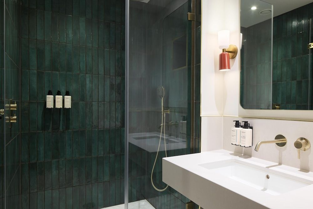 The Derby London City, Curio Collection By Hilton Room, 1 Queen Bed 7