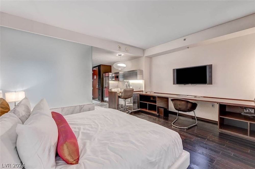 Stylish Palms Mountain View Studio w/ Balcony Access 28309 Apartment (0 Bedroom) 3