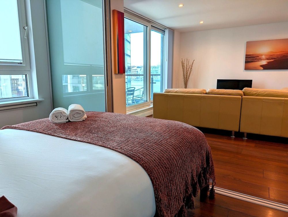 Central London Riverside Apartment Comfort Apartment, Balcony, River View 2