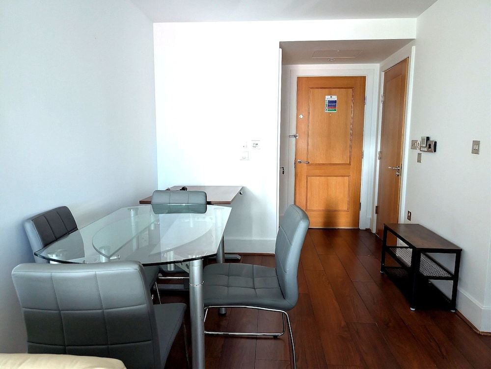Central London Riverside Apartment Comfort Apartment, Balcony, River View 13
