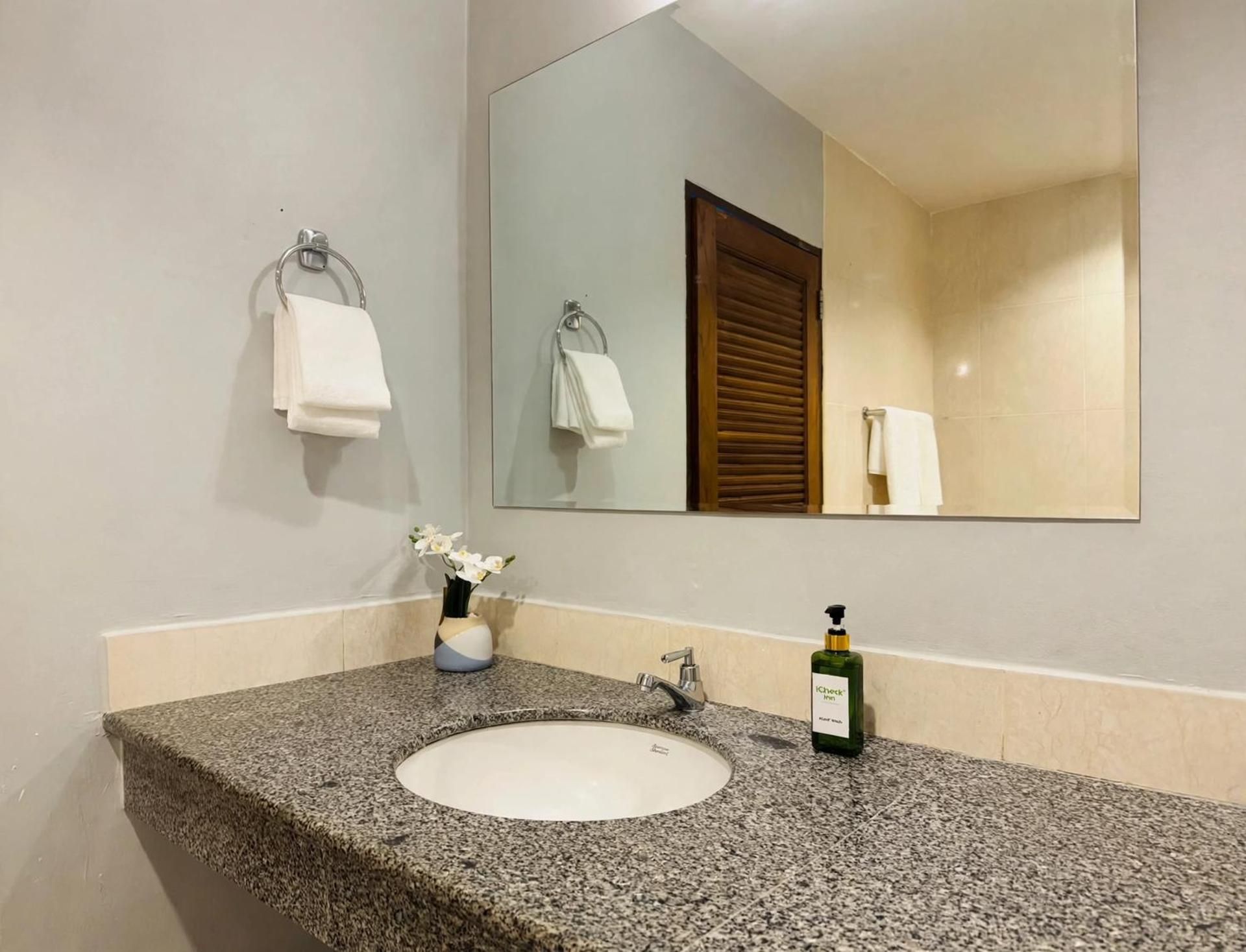 iCheck inn Phuket Town Deluxe Twin Room 11