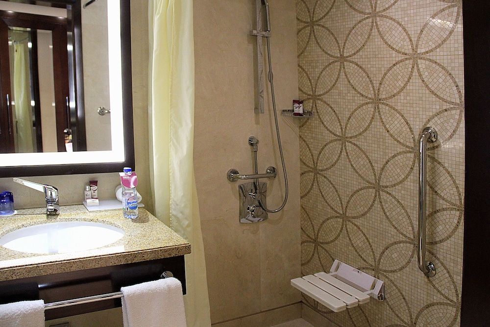 Crowne Plaza Dubai Deira by IHG Standard Room, 1 King Bed, Accessible 10