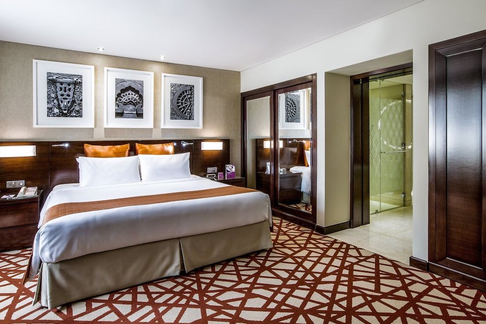 Crowne Plaza Dubai Deira by IHG Standard Room, 1 King Bed, Smoking 3