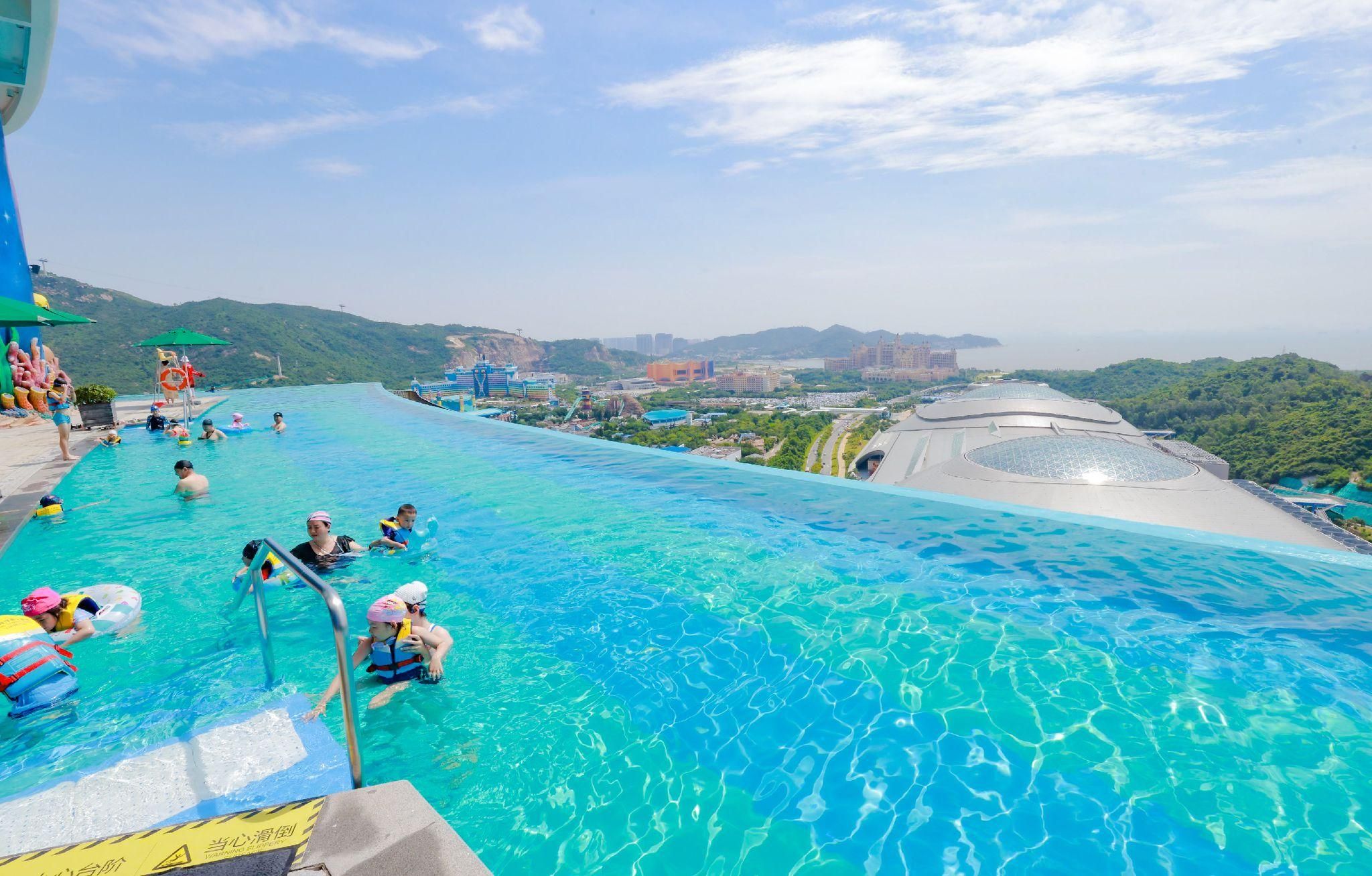 Swimming pool [outdoor]