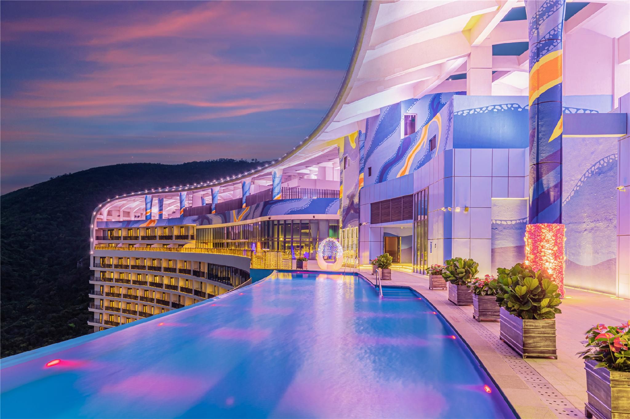Swimming pool [outdoor]