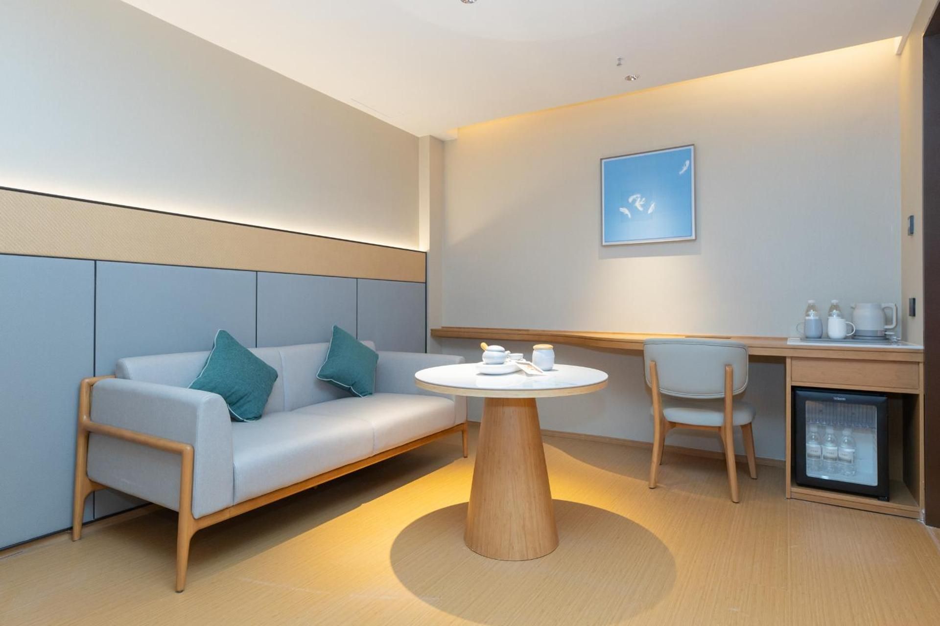 Business Queen Room
