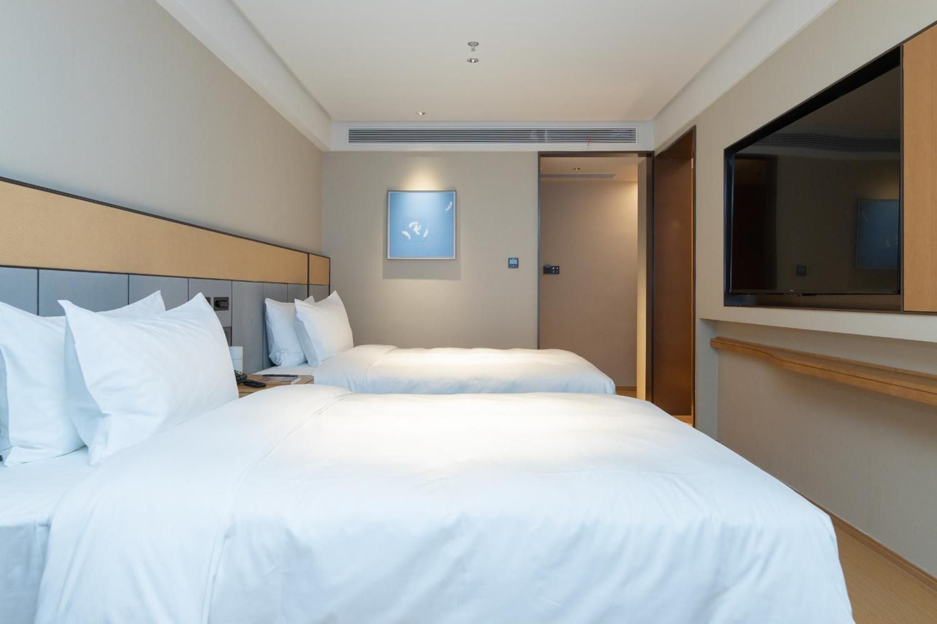 JI Hotel Chongqing Nanbin Road Crown International River View Twin Room with Sky-City View  2