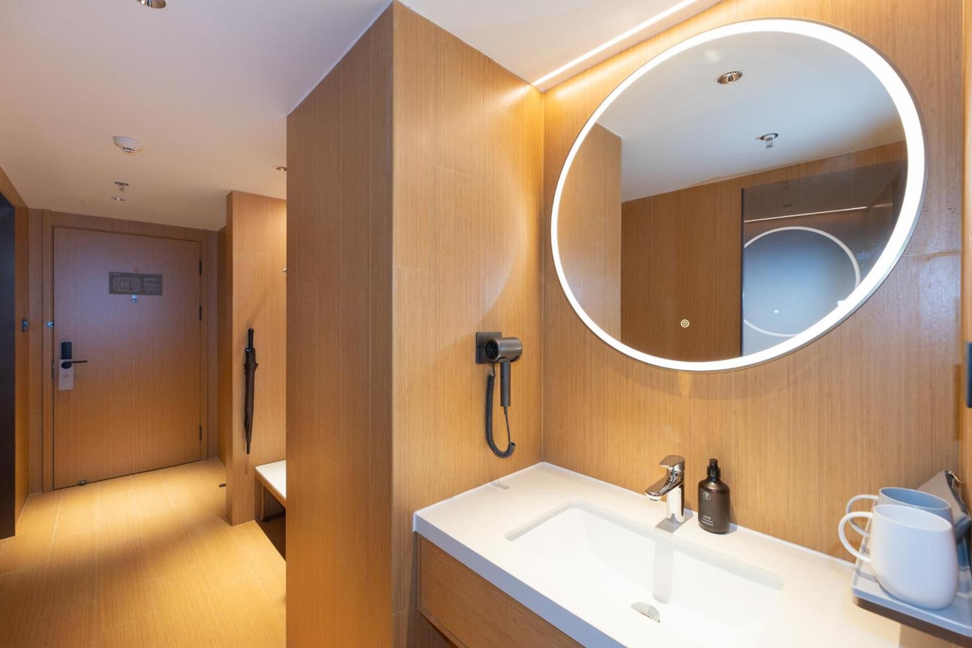 Business Queen Room