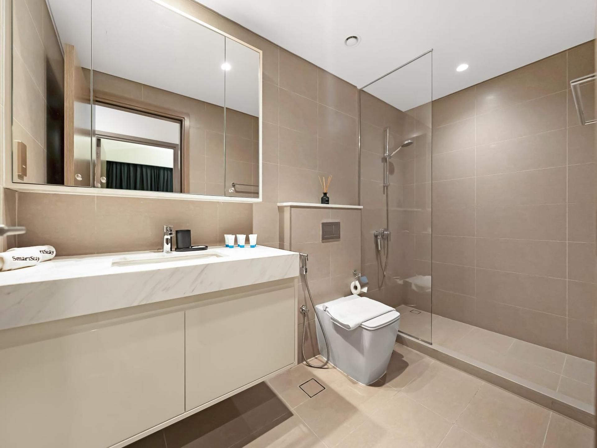 SmartStay at Burj Royale - Unique Downtown Dubai City Views - Brand New Luxury Apartments