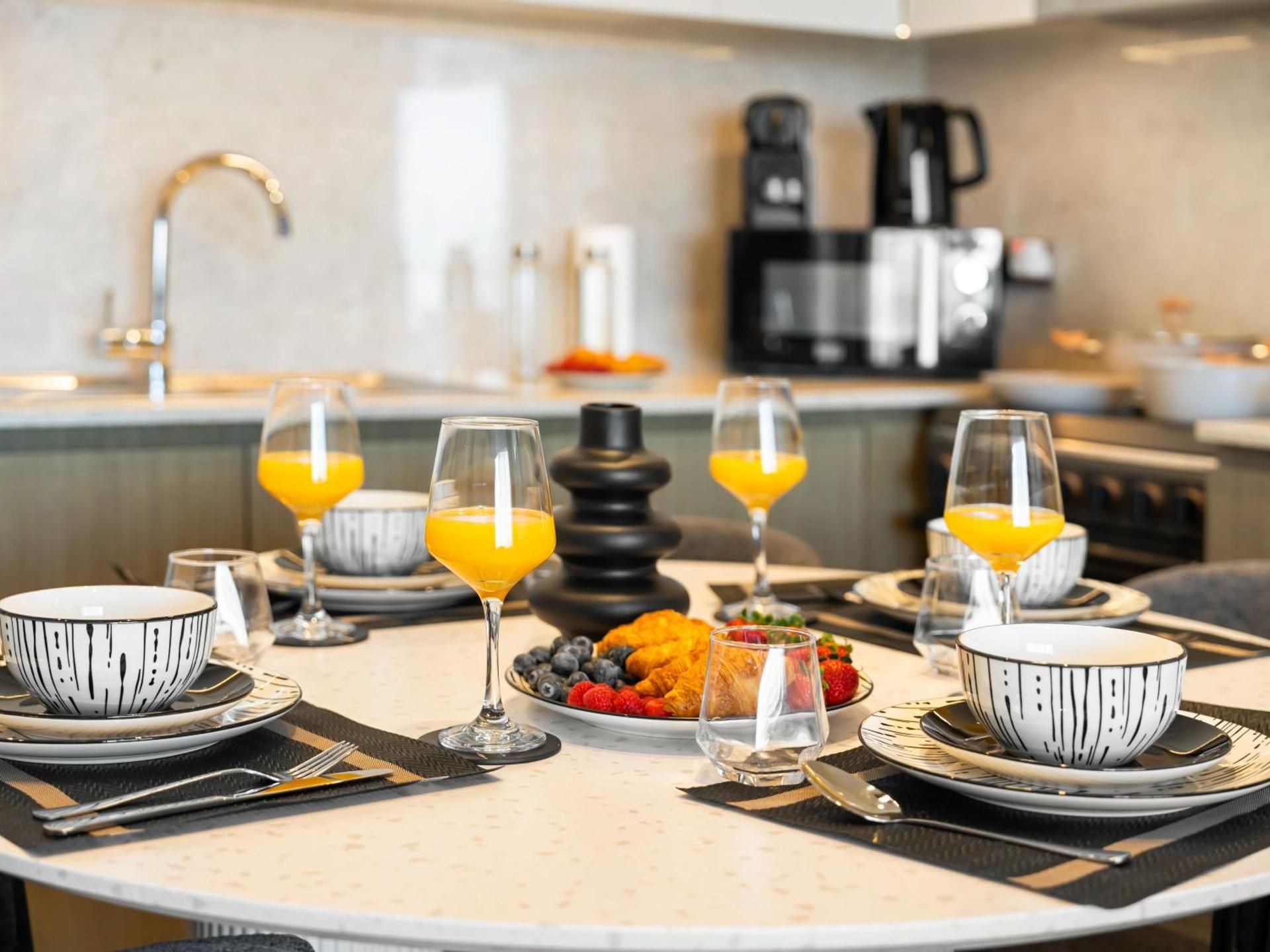 SmartStay at Burj Royale - Unique Downtown Dubai City Views - Brand New Luxury Apartments