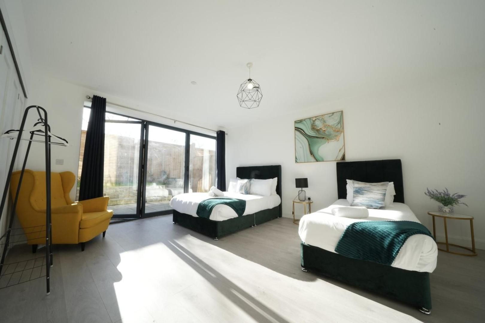 Ealing Broadway Great Stay 7-Minute Walk from the Underground Deluxe Triple Room