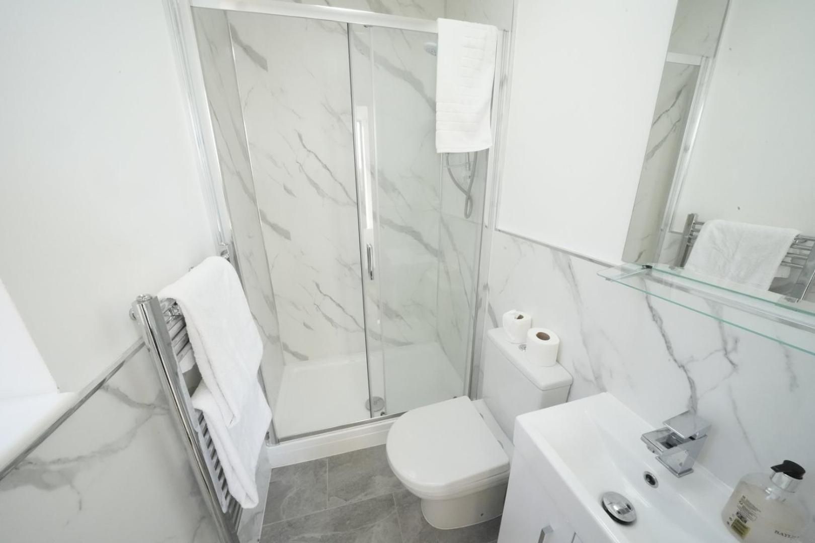 Ealing Broadway Great Stay 7-Minute Walk from the Underground Double Room with Private Bathroom 25