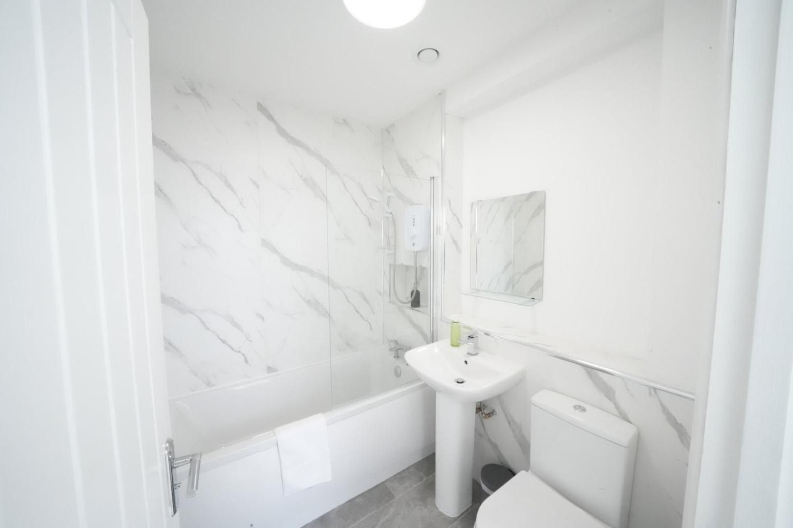 Ealing Broadway Great Stay 7-Minute Walk from the Underground Deluxe Triple Room 10