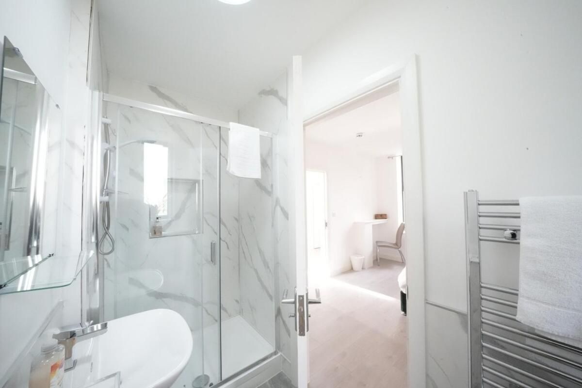 Ealing Broadway Great Stay 7-Minute Walk from the Underground Double Room with Private Bathroom 21