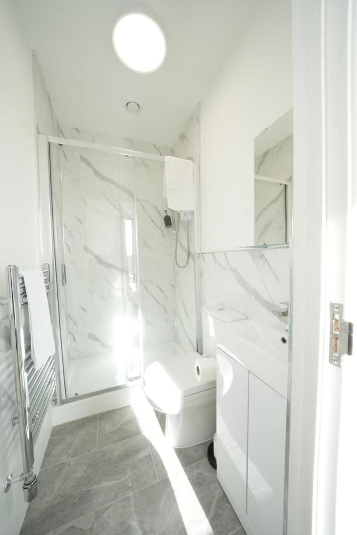 Ealing Broadway Great Stay 7-Minute Walk from the Underground Double Room with Private Bathroom 17