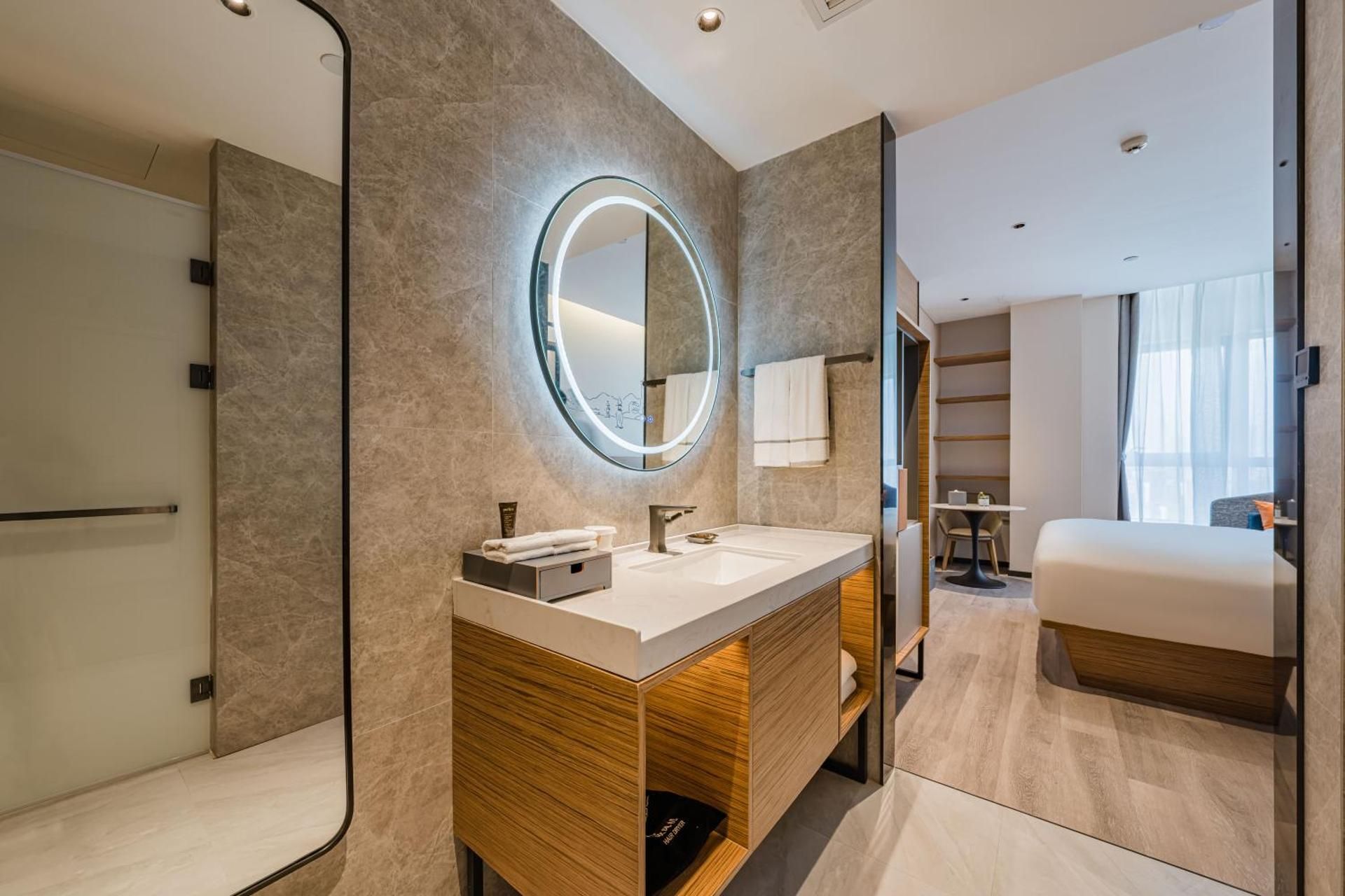 UrCove by HYATT Hangzhou Riverside CBD Superior King Room 3