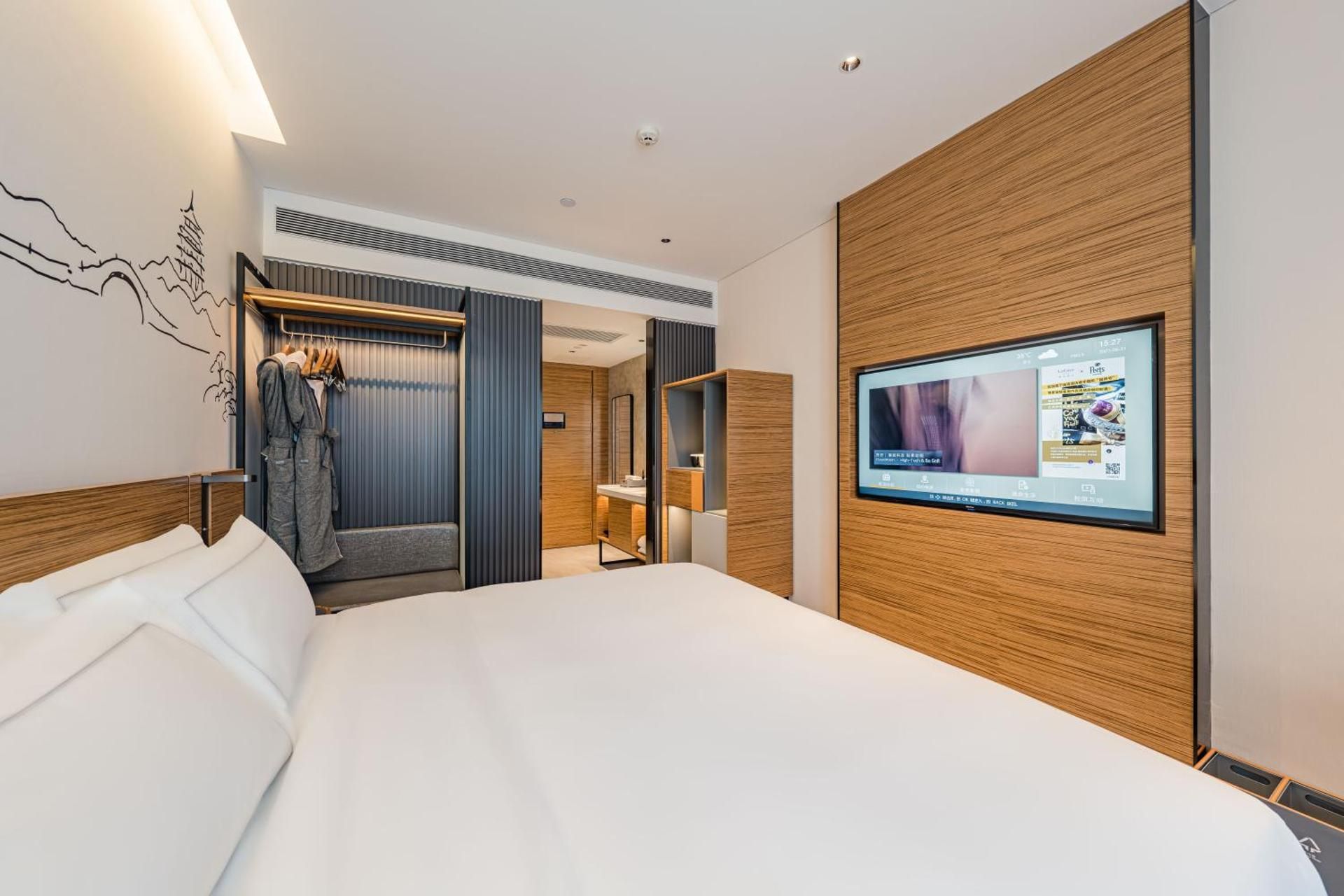 Deluxe Queen Room