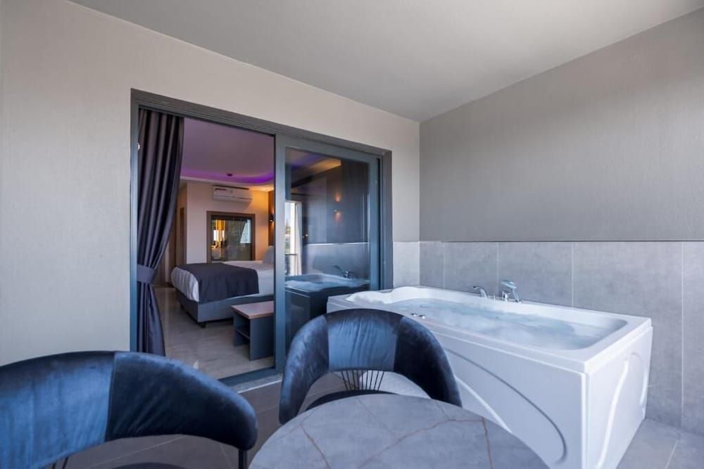 Club Robinhood Hotel Deluxe Jacuzzi Room 2