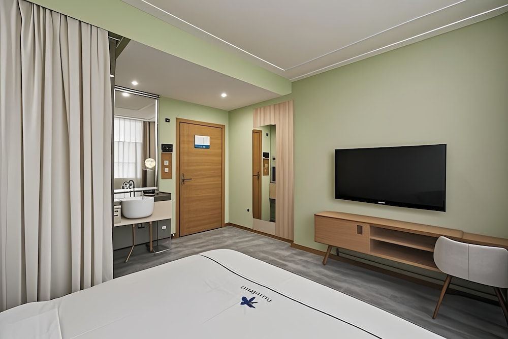 AeroLink Hotel Shenzhen Bao'an Airport Comfort Double Room, City View 5