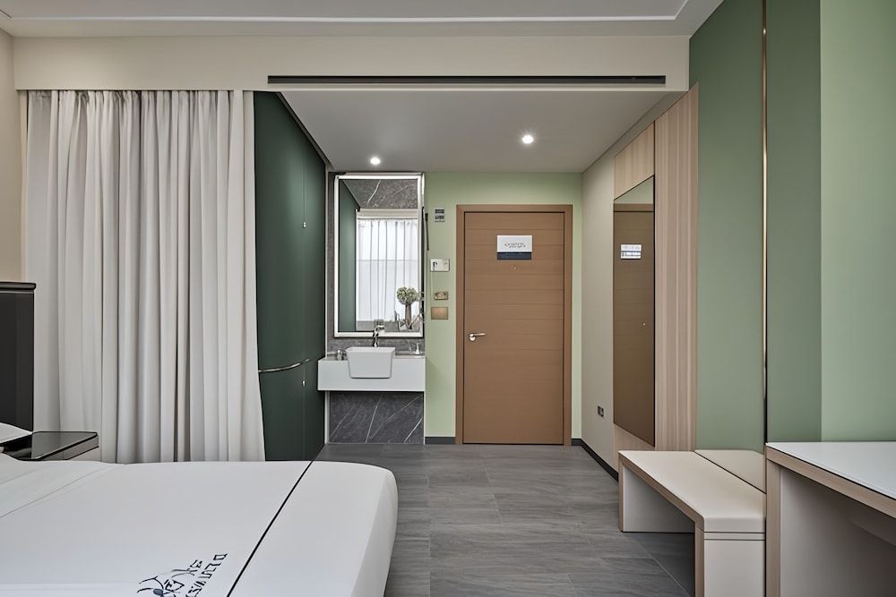 AeroLink Hotel Shenzhen Bao'an Airport Comfort Double Room, City View 6