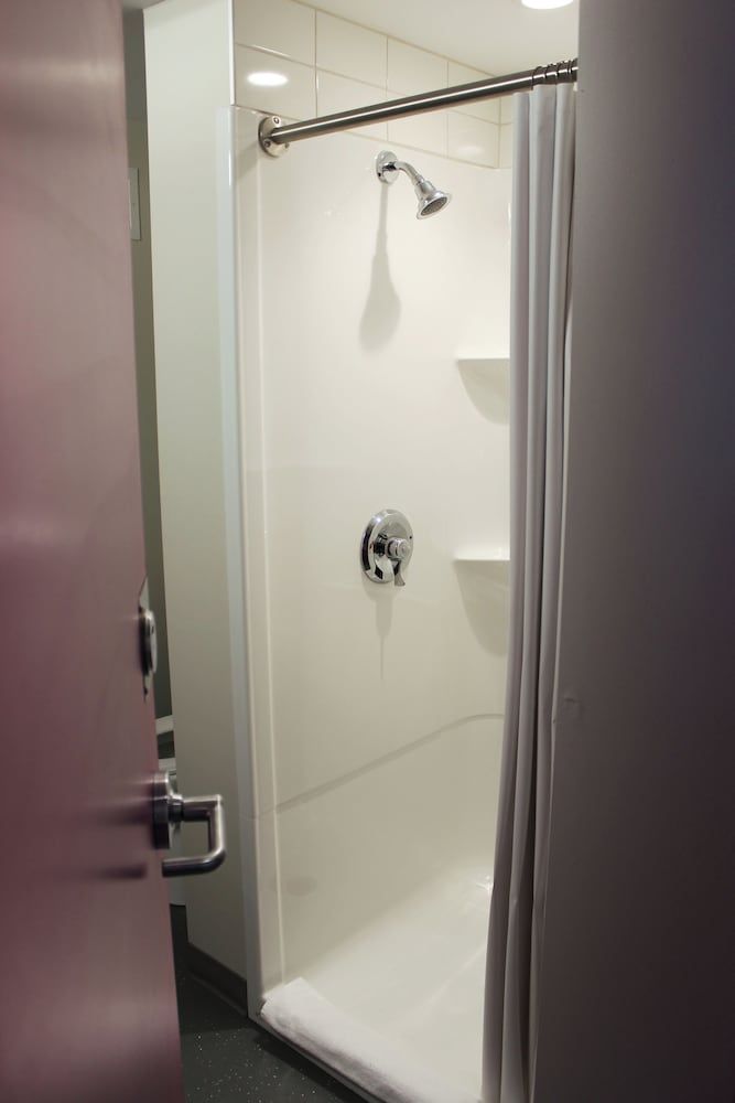 Henderson Residence University of Ottawa Economy Suite 4
