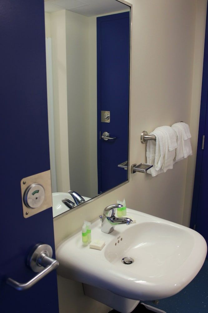 Henderson Residence University of Ottawa Economy Suite 3
