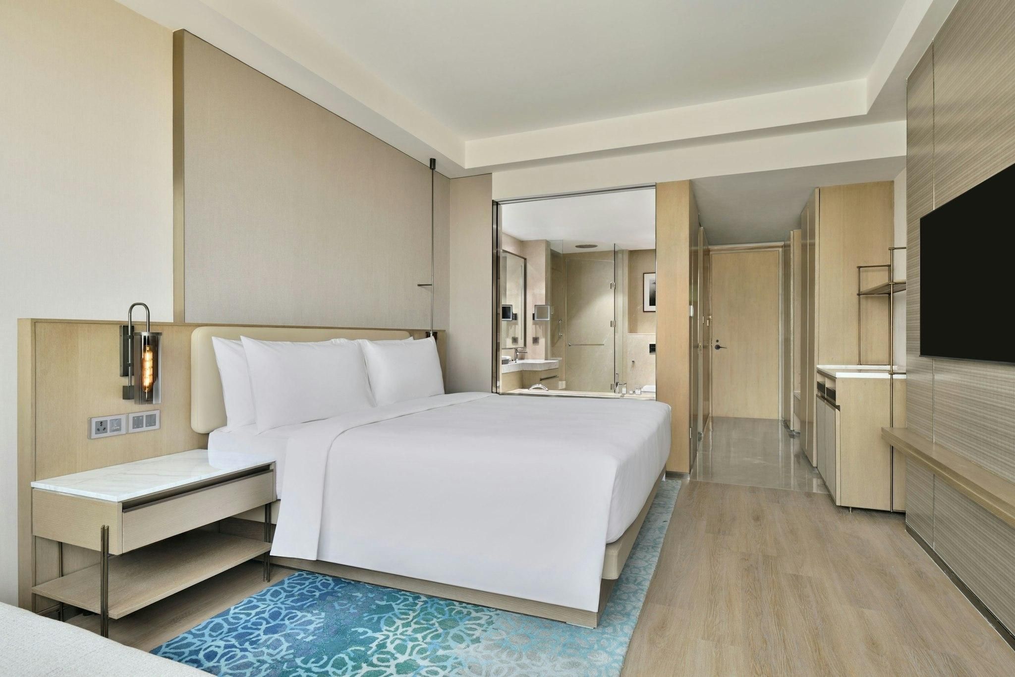 Executive lounge access, Club Guest room, 1 King, Hill view